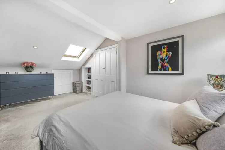 Flat For Sale in London, England