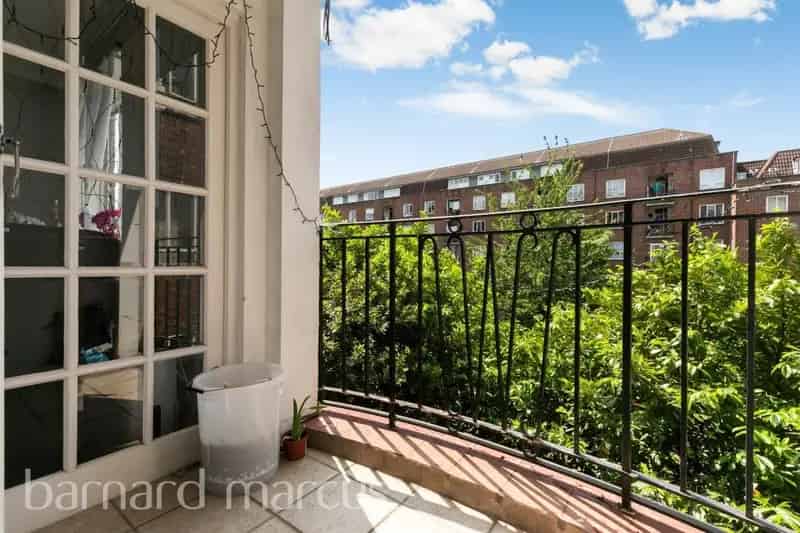 2 Bedroom Apartment with Balcony Near Southside Shopping Centre