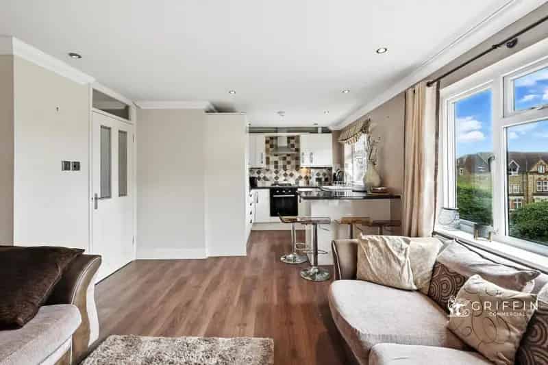 2 Bed Flat for Sale Grays No Onward Chain Allocated Parking