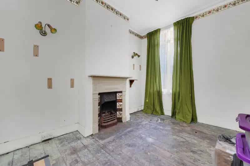 3 Bedroom Mid Terrace House For Sale