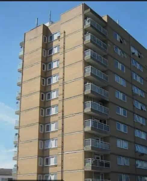 2 Bed 9th Floor Flat with Balcony - Seeking Upgrade to 3 Bed