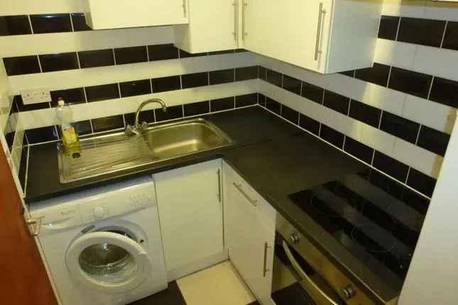 Flat to rent in Plasnewydd Road, Roath, Cardiff CF24