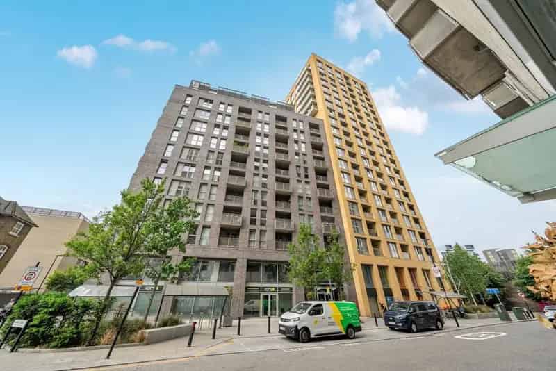 13th Floor Two Bedroom Apartment with Balcony - Chain Free