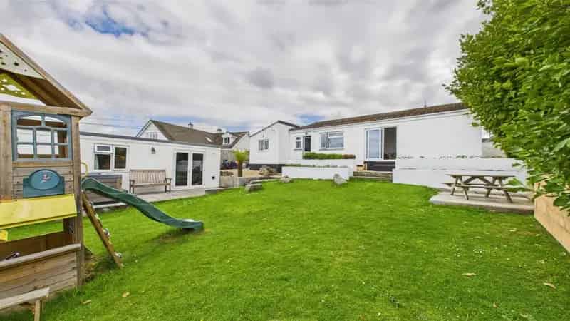 6 bedroom bungalow for sale
