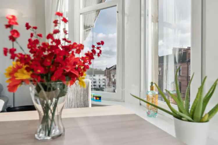 Spacious 2-Bedroom Shawlands Apartment Near Parks and Transport