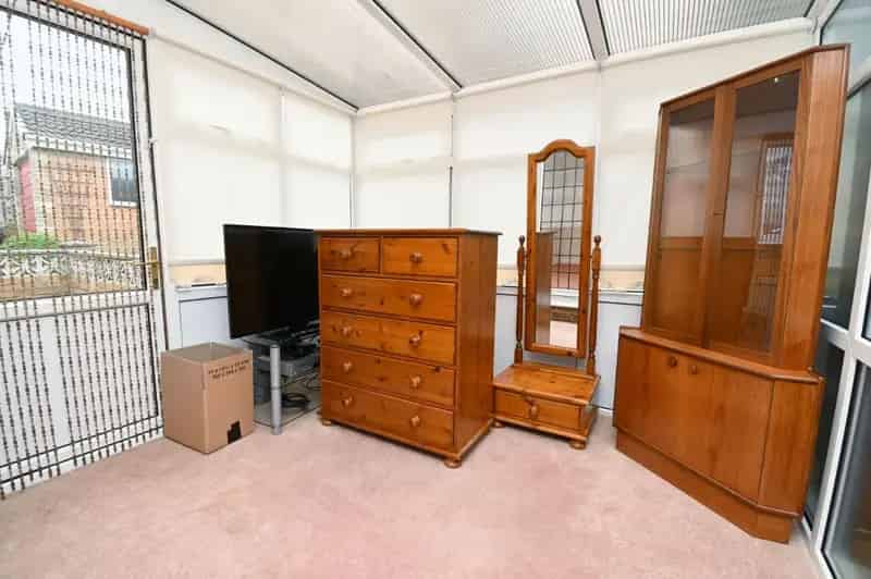 2 Bed Semi-Detached Bungalow Extended Garden Garage Parking