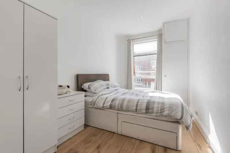 Spacious 2-Bed 2-Bath Apartment with Private Roof Terrace in Fulham