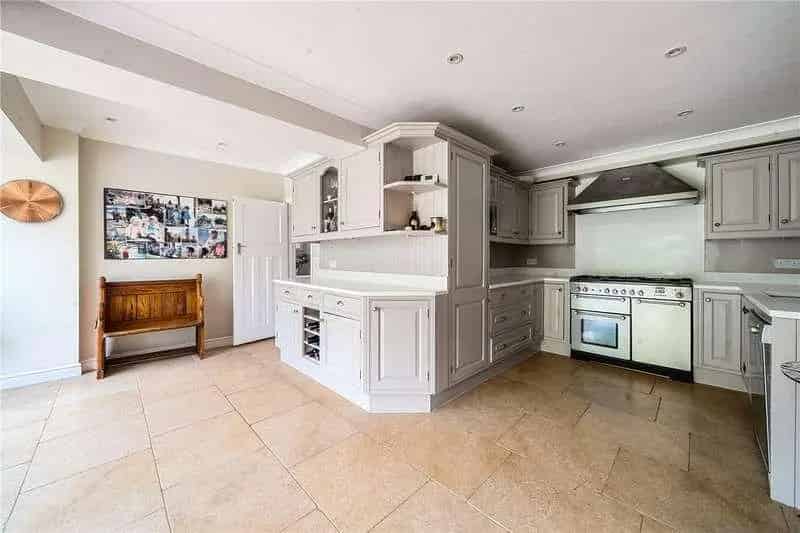 5 Bed House for Sale - Spacious Family Home with Large Garden