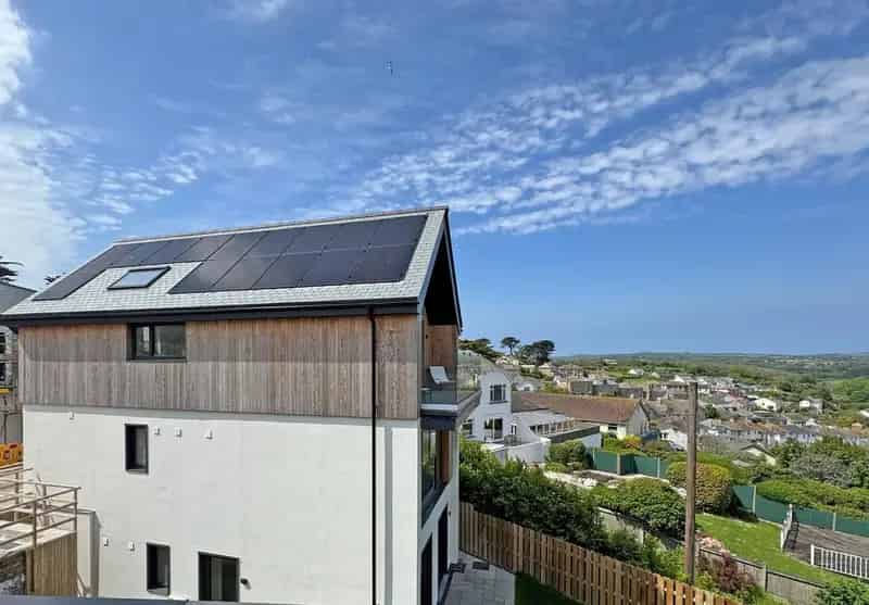 4 Bedroom Detached House for Sale with Harbour Views