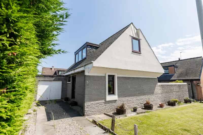 Spacious Family Home with Large Garden and Garage in Dyce