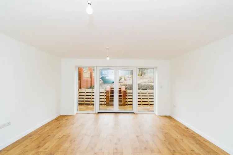 Stunning New Build Semi Detached Home 2 Beds Driveway Parking Garden