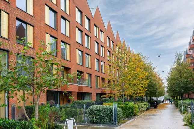 Flat to rent in Central Avenue, Fulham, London SW6