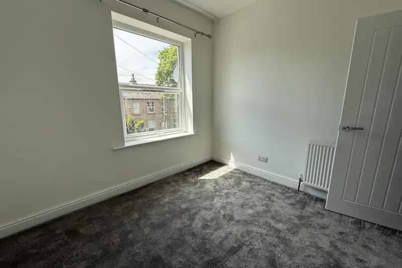Newly Refurbished 2-Bed Mid-Terrace House HD5