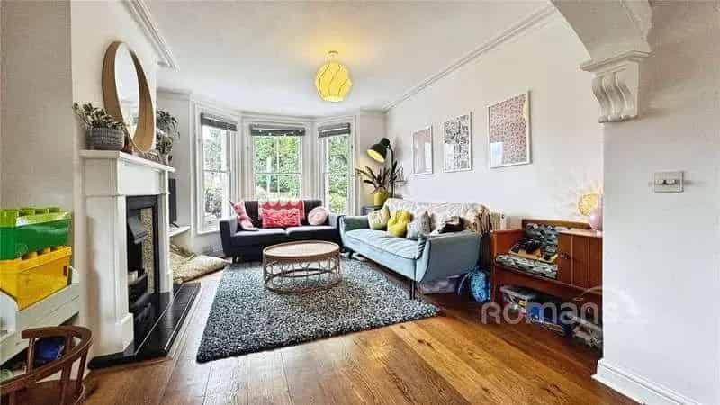 3 Bed House for Sale near Farnham Border