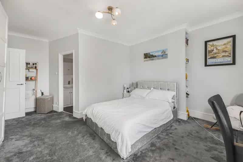 Two Bedroom Flat in South Hampstead with Roof Terrace