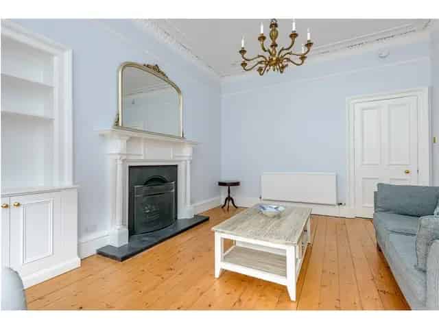 2 Bedroom Flat for Sale in Comely Bank Edinburgh