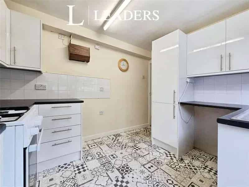 2 Bed Ground Floor Flat for Sale with Private Garden and Parking