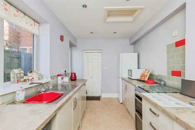 3 Bed Semi Detached House Near Transport Links