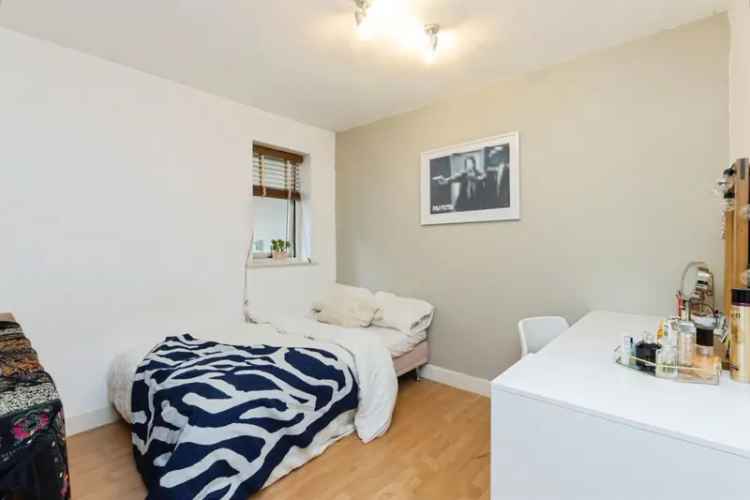 Stunning 3-Bed Duplex Apartment with Rooftop Views and Parking NG7