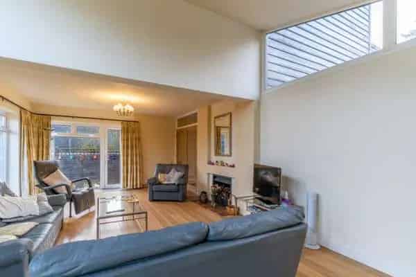 Modern Family Home with Four Double Bedrooms and Garden