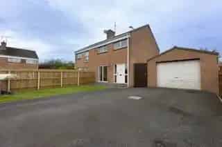 3 Bed Semi-Detached House with Detached Garage and Driveway