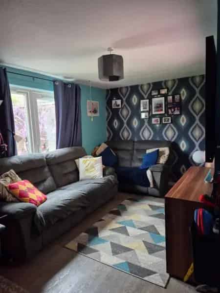 Lovely 2 Bed House with Large Garden Garage and Drive