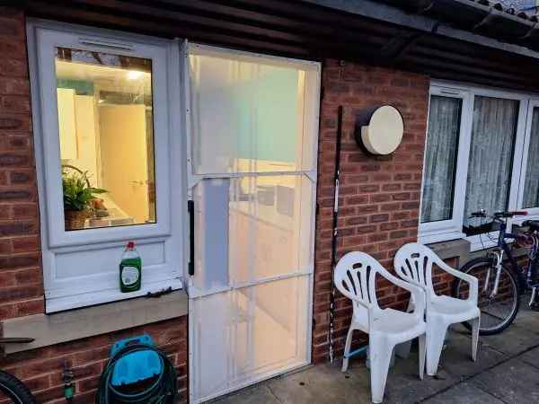 Bungalow For Rent in Leeds, England