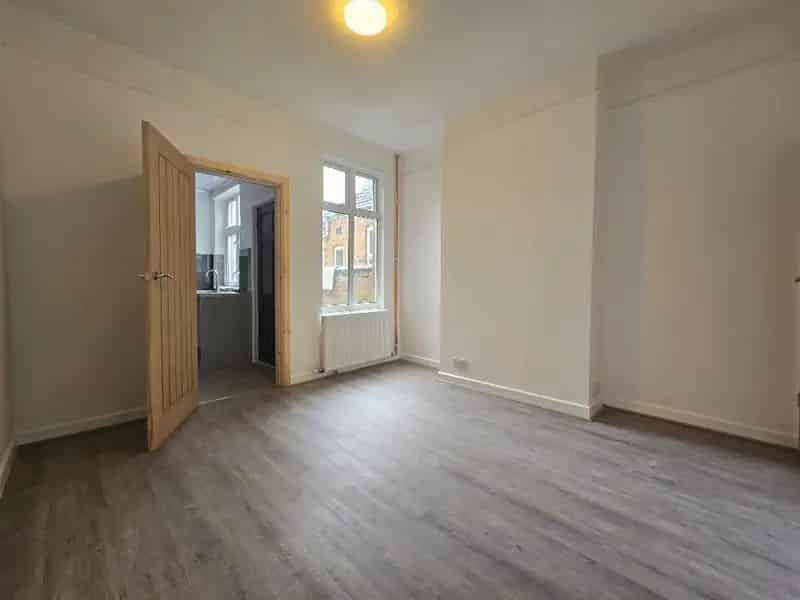 2 Bedroom Mid Terrace House to Rent