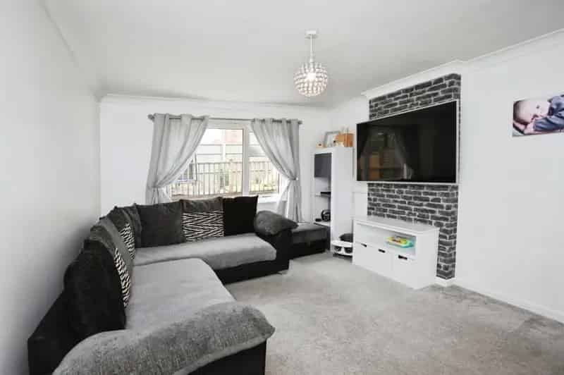 2 Bedroom Terraced House Near Amenities and Transport