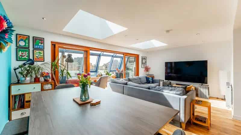 3-Bed River Clyde Duplex Apartment with Secure Parking