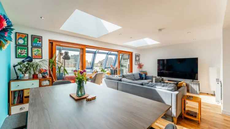 3-Bed River Clyde Duplex Apartment with Secure Parking