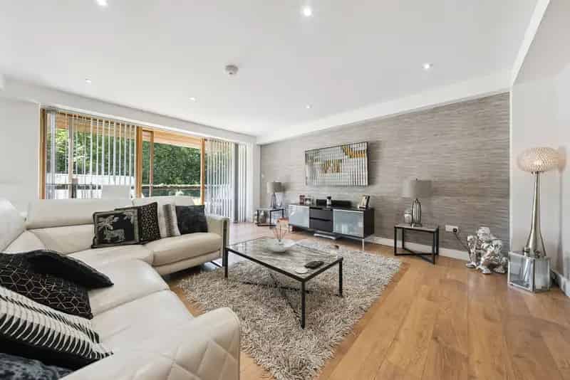 Haggs Gate Apartment: Modern 2-Bed, En Suite, Private Balcony Parking