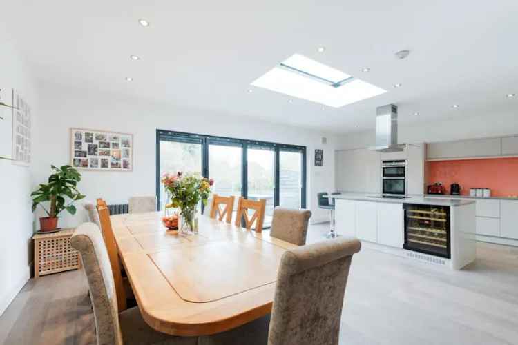 5 Bed 2 Bath House Freehold Modern Kitchen Garage Parking South-West Garden