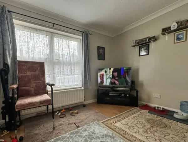 Ground Floor Flat with Communal Garden and Parking
