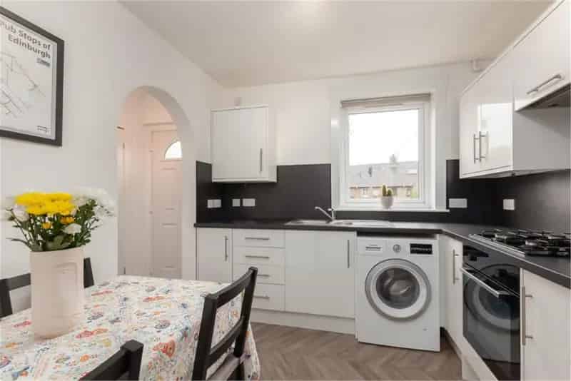 2 Bed Flat Lower Villa Broomhouse Near Gyle Shopping Centre