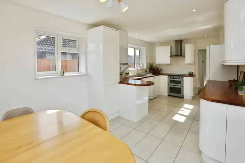 Charming 2-Bedroom Detached Bungalow with Study Stubbington