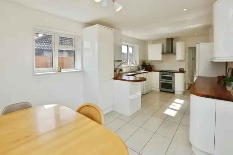 Charming 2-Bedroom Detached Bungalow with Study Stubbington