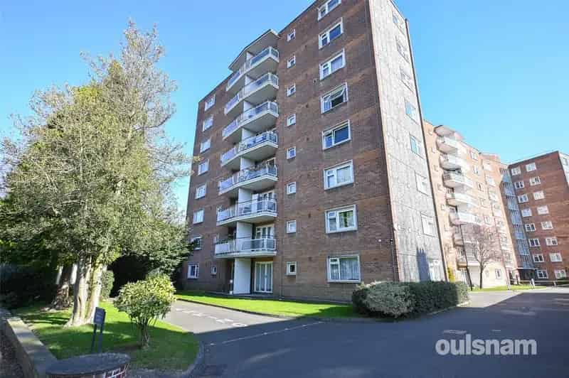 2 Bedroom Apartment For Sale Requiring Modernisation