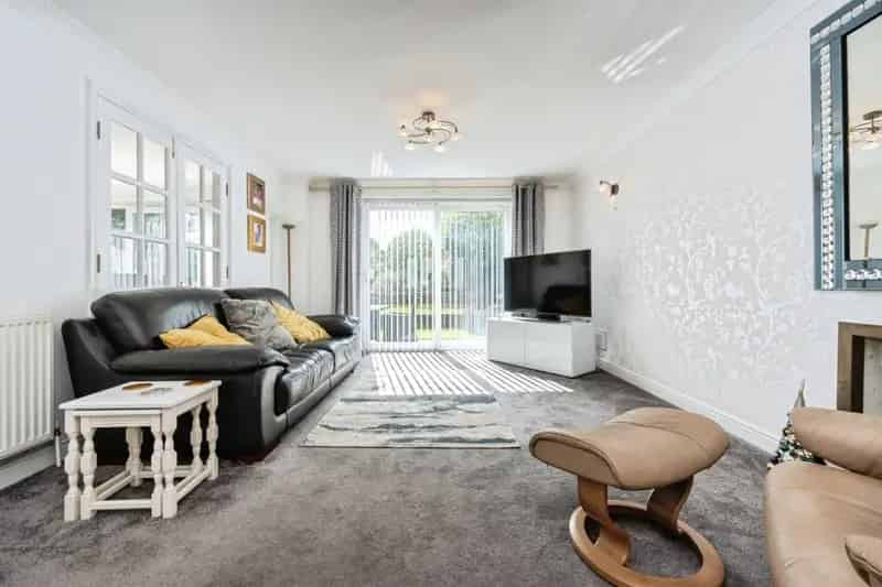 Four Bedroom Detached House with Summer House and Double Garage