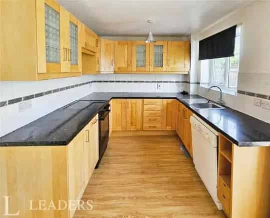 3 Bedroom Semi Detached House To Rent