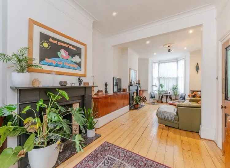 Four Bedroom Mid Terraced House North Kensington