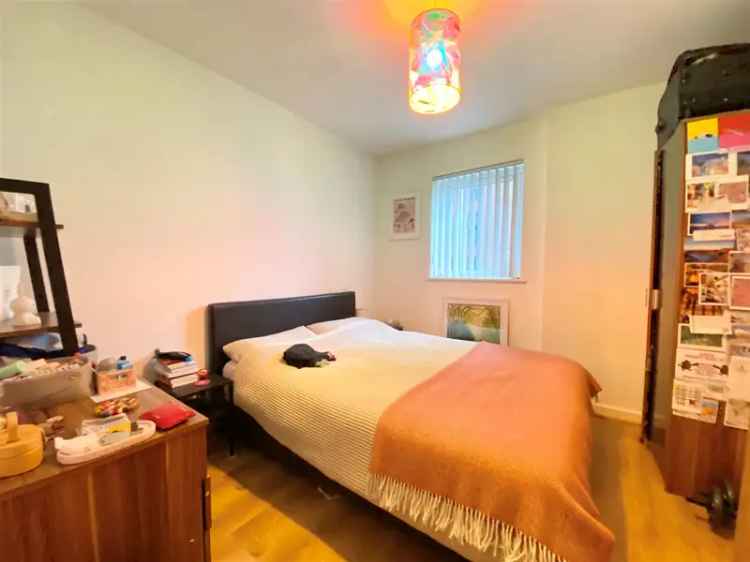 2 Bedroom Apartment Manchester with Parking Near Cutting Room Square