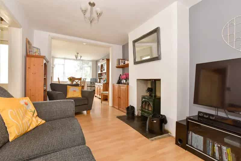 3 Bedroom Detached House Near Primary School