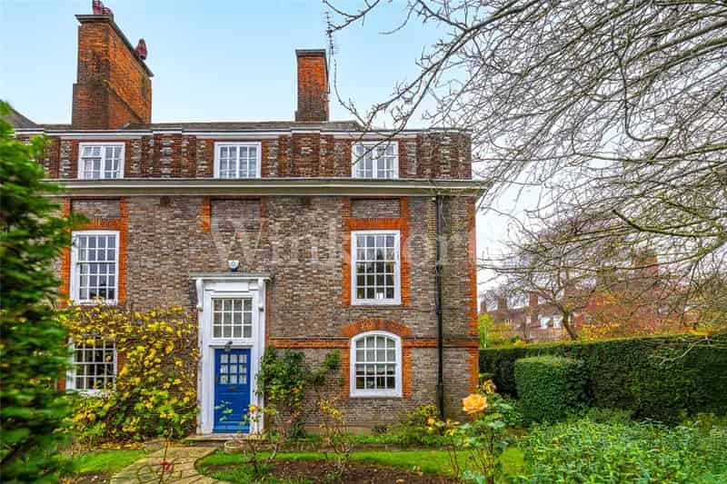 4 bedroom house in London