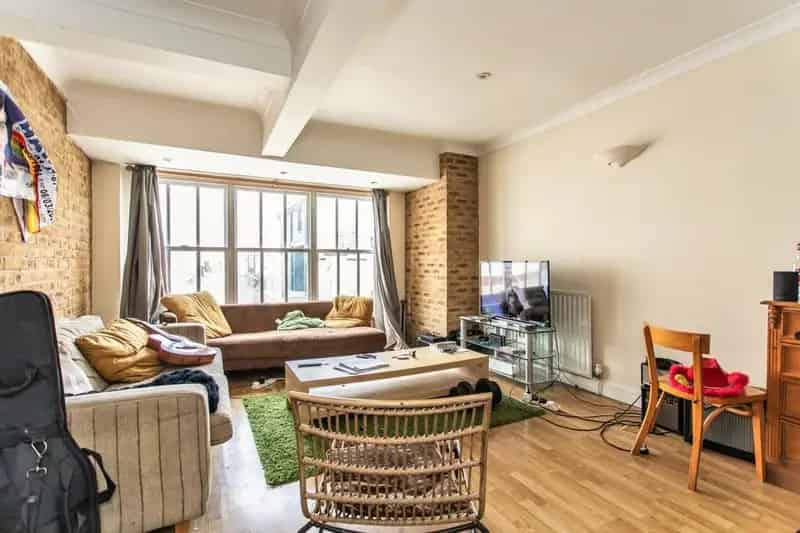 5 Bedroom End of Terrace House for Sale