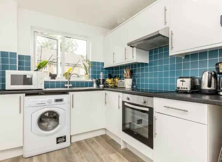 Two Double Bedroom Flat in Streatham with Off-Street Parking
