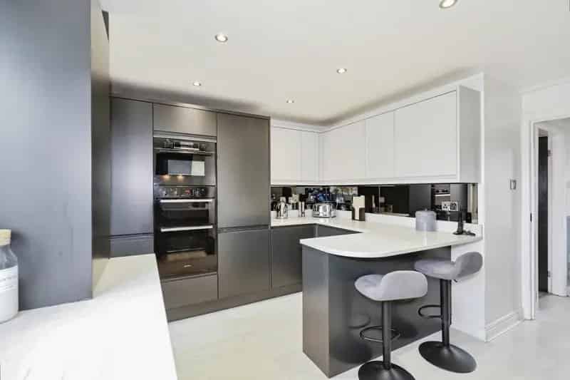 4 Bedroom End Terrace House For Sale