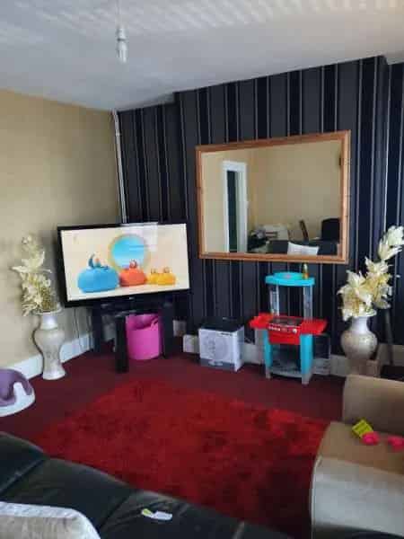 Spacious 1-Bedroom Flat near Foresthill Train Station