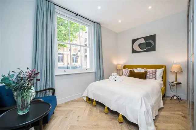 Flat to rent in Charlotte Street, London W1T