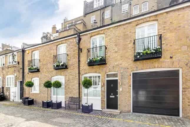 Luxury 3-Bedroom Mews House Kensington SW7